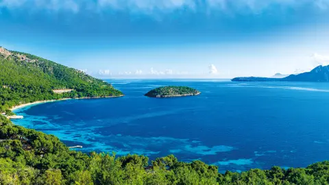 PMI111_zauberhafte-Mandebluete-Mallorca_content_1920x1080px_Panorama-Bucht-mit-Blick-auf-Platja-Formentor-placeholder